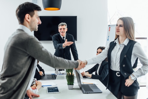 Foto gratuita gente de negocios dándose la mano, terminando una reunión. nuevo gerente en la oficina.