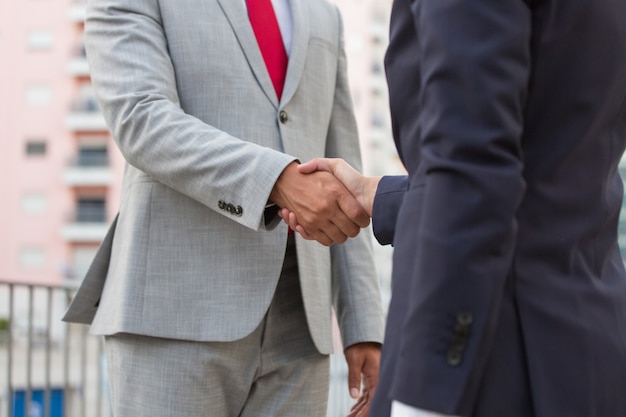 Gente de negocios dándose la mano