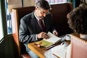 Foto gratuita gente de negocios discutiendo en el café