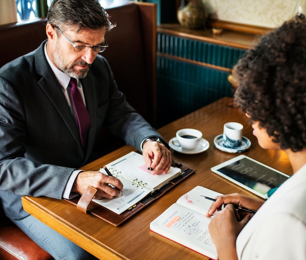 Foto gratuita gente de negocios discutiendo en el café