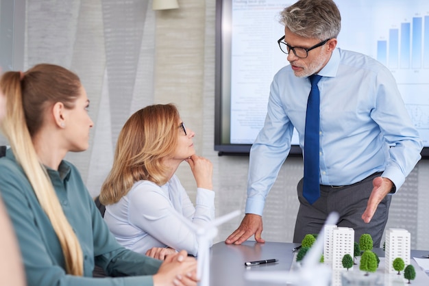 Foto gratuita gente de negocios discutiendo con el jefe