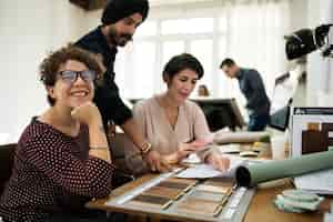 Foto gratuita gente de negocios diversos trabajando