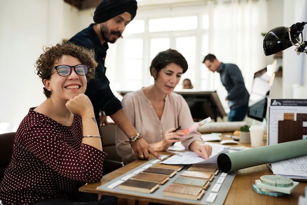 Gente de negocios diversos trabajando