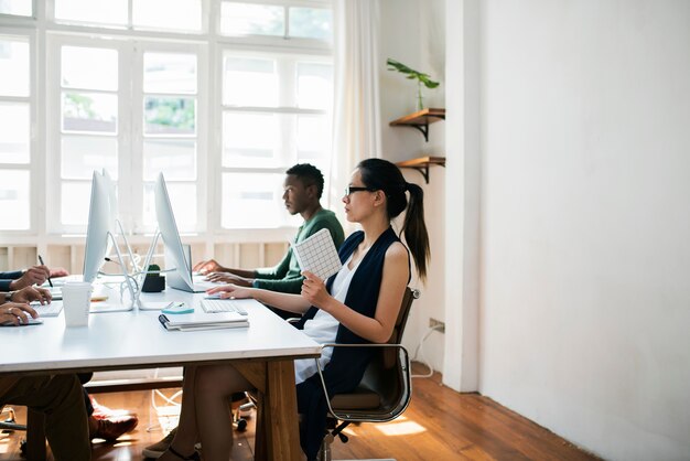 Gente de negocios diversos trabajando