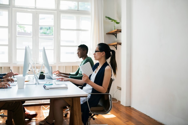 Gente de negocios diversos trabajando