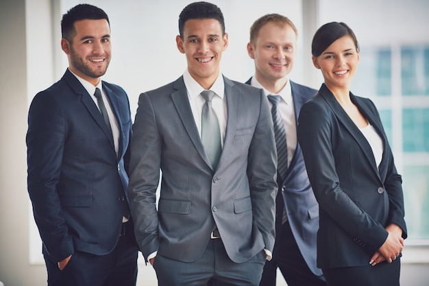 Foto gratuita gente de negocios elegante en la oficina