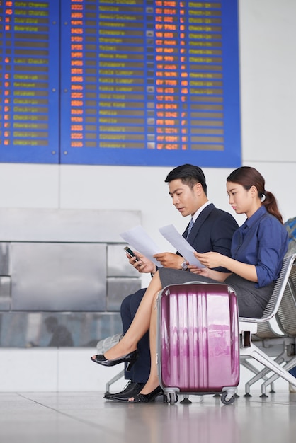 Gente de negocios esperando en el aeropuerto