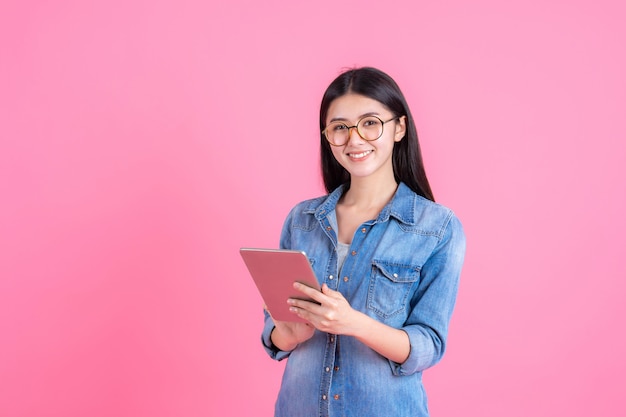 Gente de negocios de estilo de vida Hermosa mujer linda chica sosteniendo una tableta de teléfono inteligente en rosa