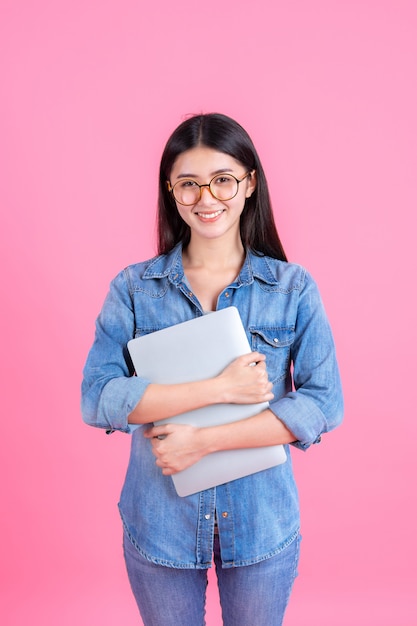 Gente de negocios de estilo de vida usando la computadora portátil en rosa