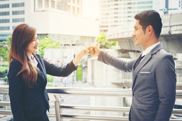 Foto gratuita la gente de negocios mano celebrar éxito confianza, concepto de confianza.