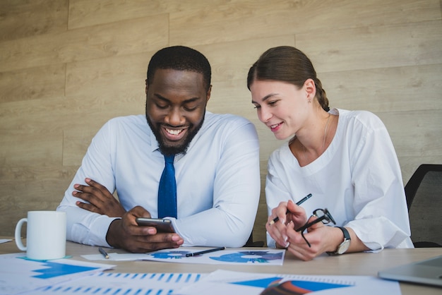 Gente de negocios mirando al smartphone