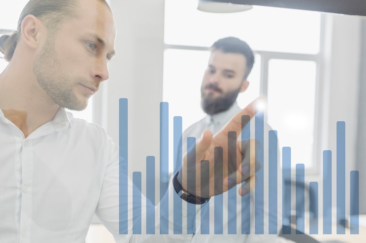 Foto gratuito gente de negocios mirando a gráfico en oficina
