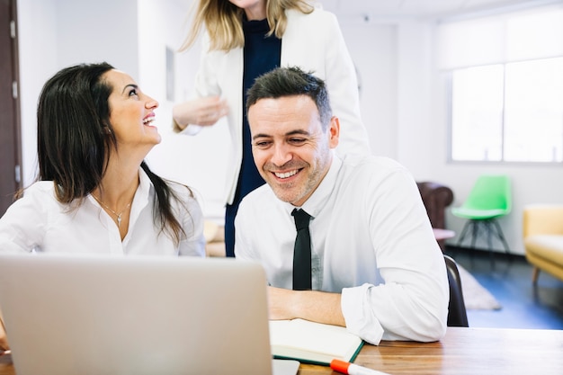 Gente de negocios modernos sonriendo