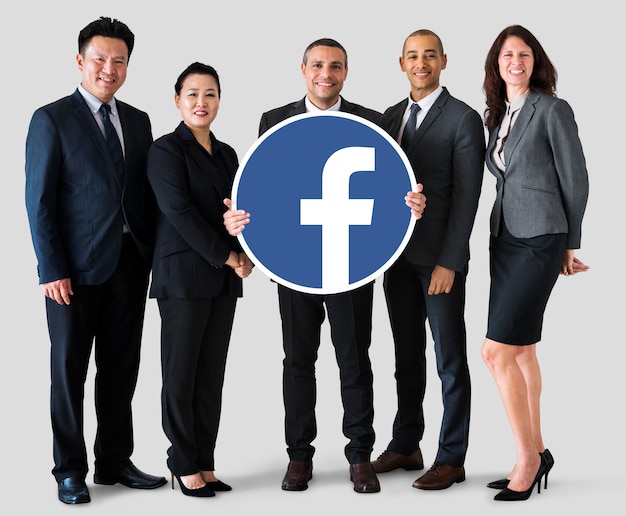 Gente de negocios mostrando un icono de Facebook