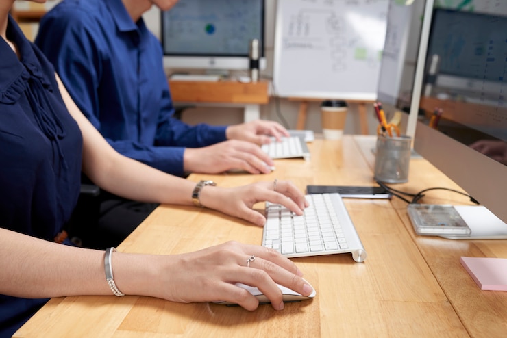 Foto gratuito gente de negocios ocupada con el trabajo