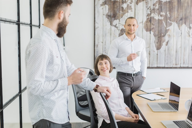 Foto gratuita gente de negocios en oficina