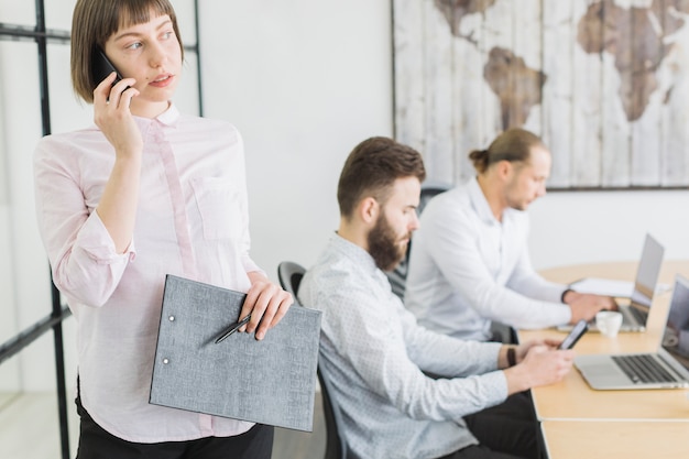 Gente de negocios en oficina