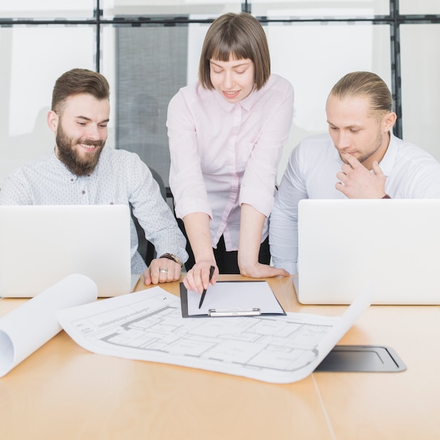 Gente de negocios en oficina