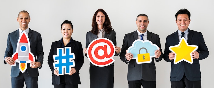 Foto gratuito gente de negocios de pie y sosteniendo los iconos