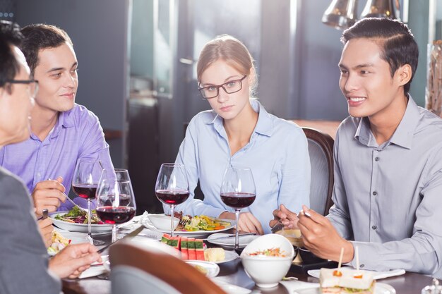 La gente de negocios que cenan en restaurante