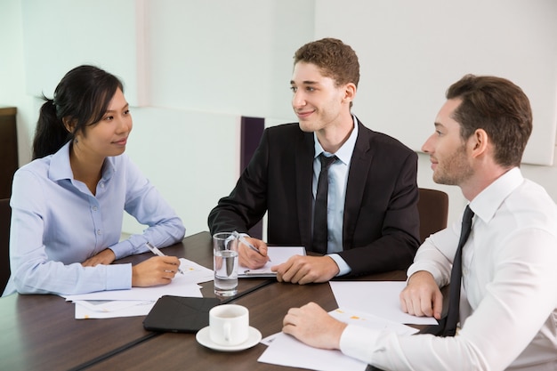 La gente de negocios que tienen reunión en la oficina