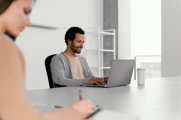 Gente de negocios que trabaja en una empresa.