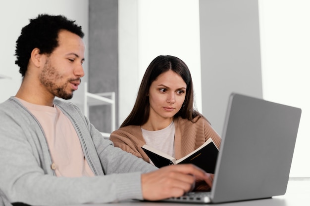 Foto gratuita gente de negocios que trabaja en una empresa.