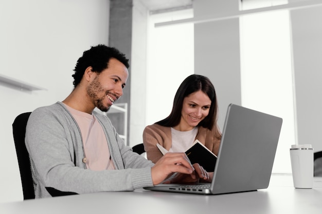 Gente de negocios que trabaja en una empresa.