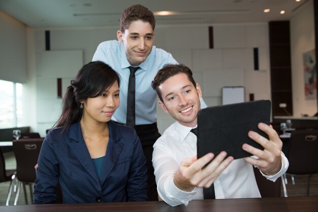 La gente de negocios que usa la tableta en la oficina 1