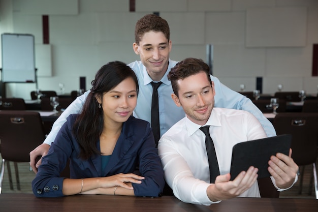 La gente de negocios que usa la tableta en la oficina 2