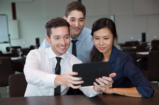 La gente de negocios que usa la tableta en la oficina 4