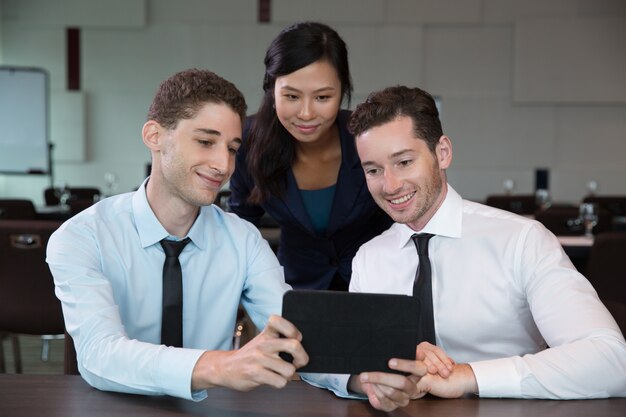 La gente de negocios que usa la tableta en la oficina 5