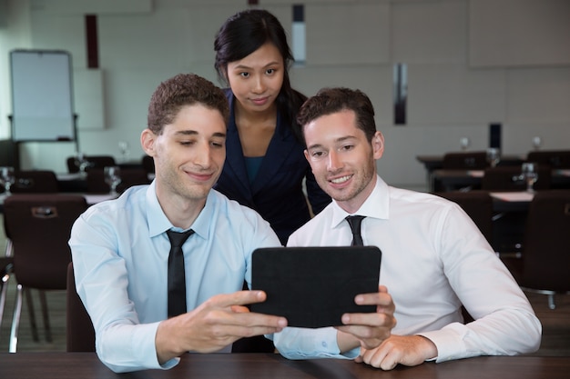 La gente de negocios que usa la tableta en la Oficina 8