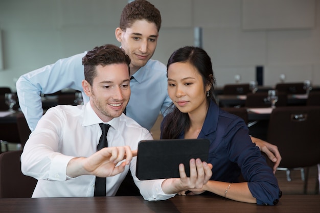 La gente de negocios que usa la tableta en la oficina de correos 3