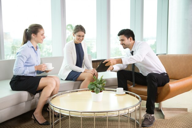 La gente de negocios en la reunión informal