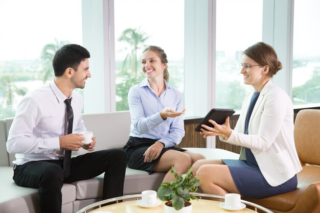 La gente de negocios sentado en la oficina moderna