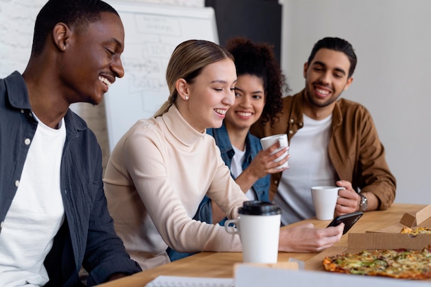 Gente de negocios de tiro medio comiendo pizza