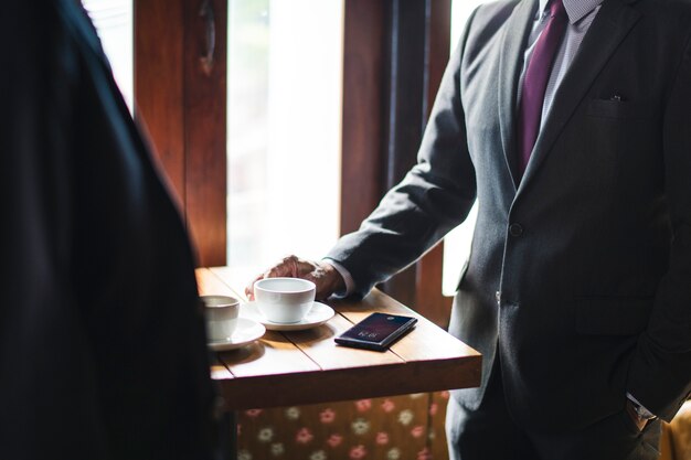 Gente de negocios tomando un café en una cafetería