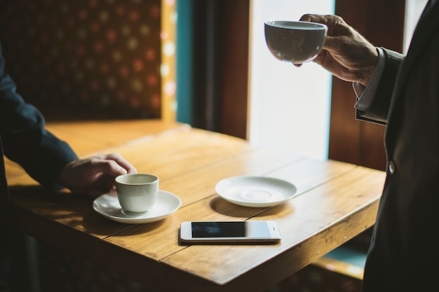 Foto gratuita gente de negocios tomando un café