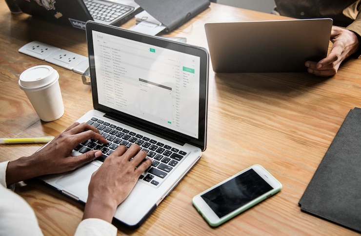 Foto gratuito gente de negocios trabajando en una computadora portátil
