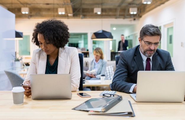 Gente de negocios trabajando en dispositivos digitales