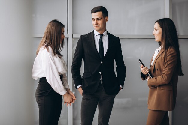 Gente de negocios trabajando en equipo en una oficina