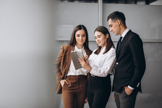 Gente de negocios trabajando en equipo en una oficina