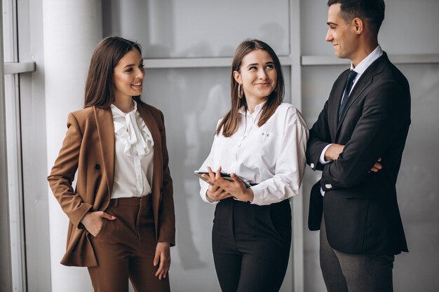 Gente de negocios trabajando en equipo en una oficina