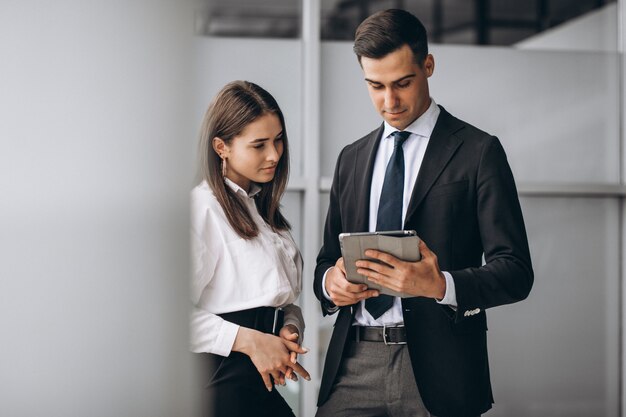 Gente de negocios trabajando en equipo en una oficina