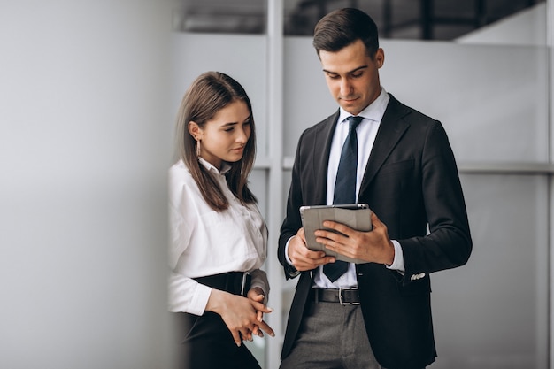 Gente de negocios trabajando en equipo en una oficina