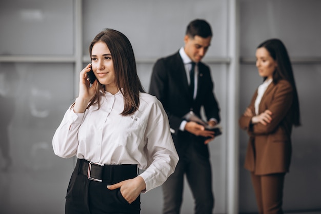 Gente de negocios trabajando en equipo en una oficina