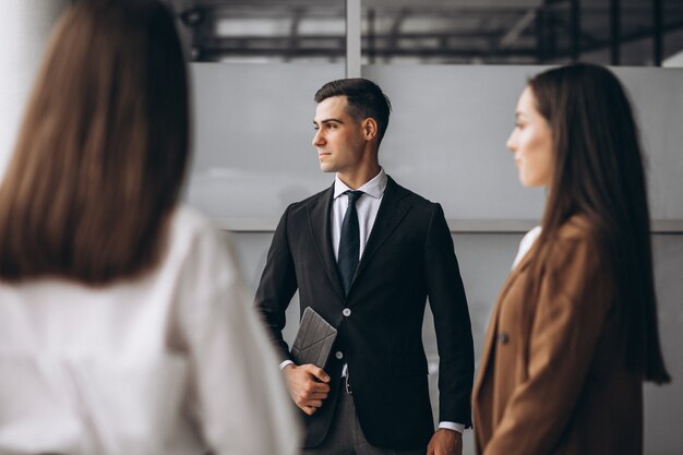 Gente de negocios trabajando en equipo en una oficina