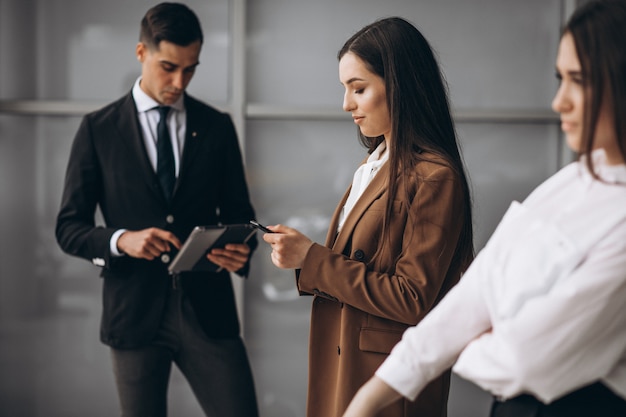 Gente de negocios trabajando en equipo en una oficina