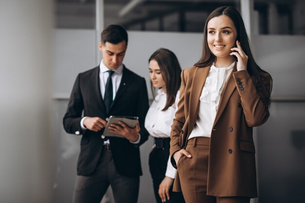 Gente de negocios trabajando en equipo en una oficina